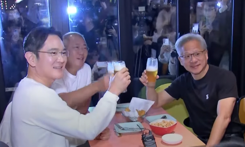 A screeshot of a video shows Nvidia CEO Jensen Huang (right) having dinner of Korean fried chicken and beer with Samsung Electronics chairman Lee Jae-yong (left) and Hyundai Motor Group executive chair Chung Eui-sun in Seoul, South Korea, on October 30, 2025. Photo: screenshot of video of Korea Now