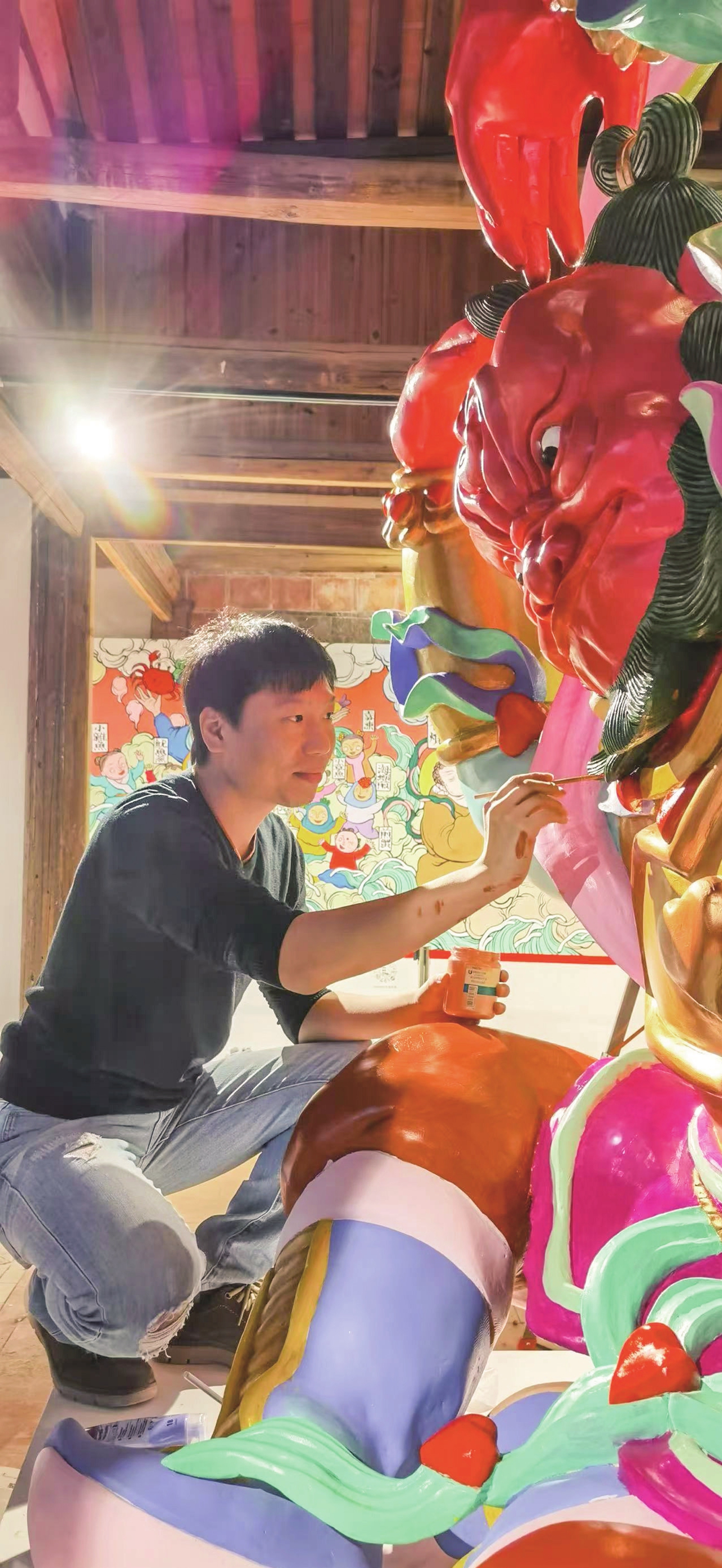 Chen Zenghuang paints a sculpture in Canghaicuo in Jinjiang, East China's Fujian Province. Photos: Courtesy of Chen Zenghuang