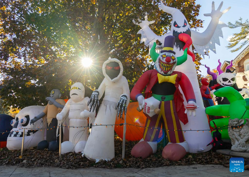 Halloween decorations are seen in front of a house in Oakville, Ontario, Canada, on Oct. 28, 2025. Some residents in Ontario started decorating their houses for the upcoming Halloween. (Photo by Zou Zheng/Xinhua)
