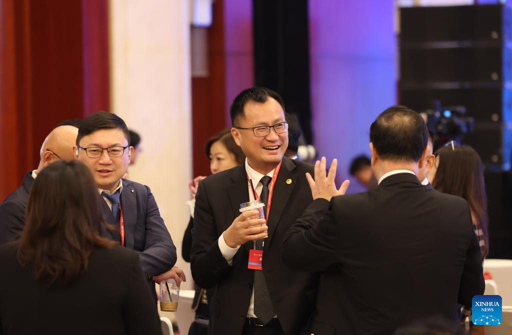 Participants communicate with each other at the 16th Tianjin-Taiwan trade fair in north China's Tianjin, Oct. 29, 2025. The three-day trade fair kicked off in Tianjin on Wednesday. (Xinhua/Sun Fanyue)