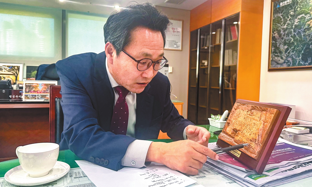 An Sung-dae, deputy mayor of Ulsan Metropolitan City, shows a rock carving artifact during an interview with Global Times on October 27, 2025. Photo: Wang Cong/GT