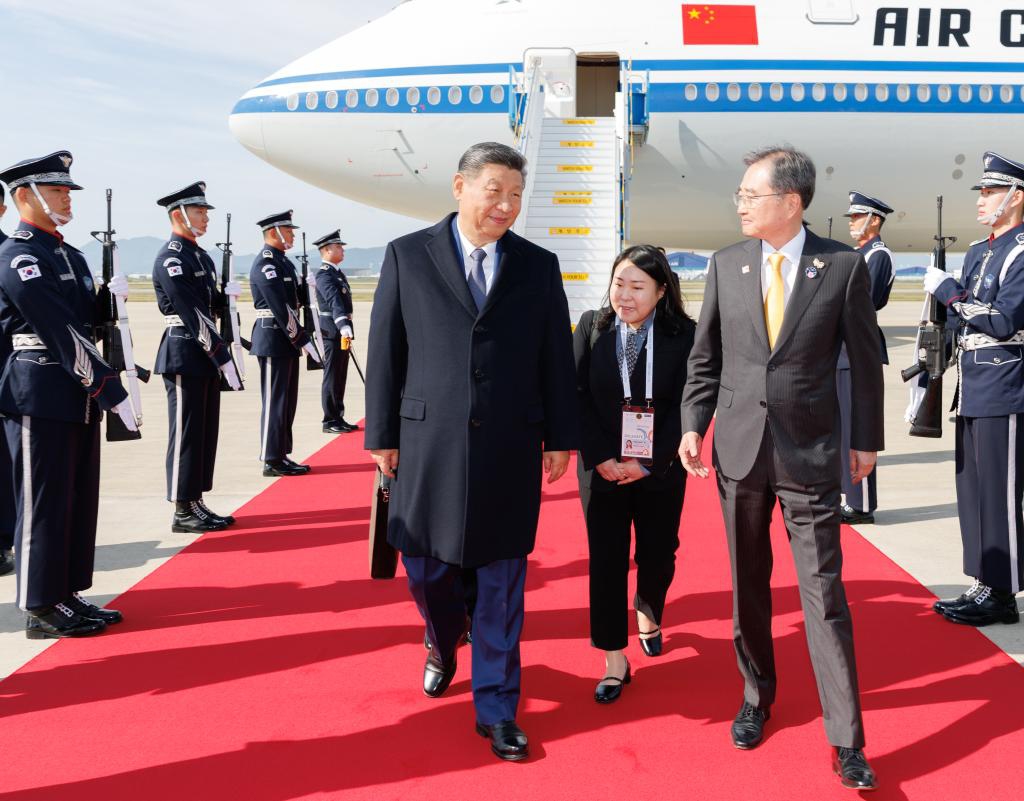 Chinese President Xi Jinping is warmly welcomed by senior South Korean officials, including Foreign Minister Cho Hyun, upon arriving at Gimhae International Airport in Busan, South Korea, Oct. 30, 2025. Xi landed in Busan on Thursday to attend the 32nd APEC Economic Leaders' Meeting in Gyeongju, and pay a state visit to the Republic of Korea (ROK) at the invitation of ROK President Lee Jae-myung. (Xinhua/Huang Jingwen)