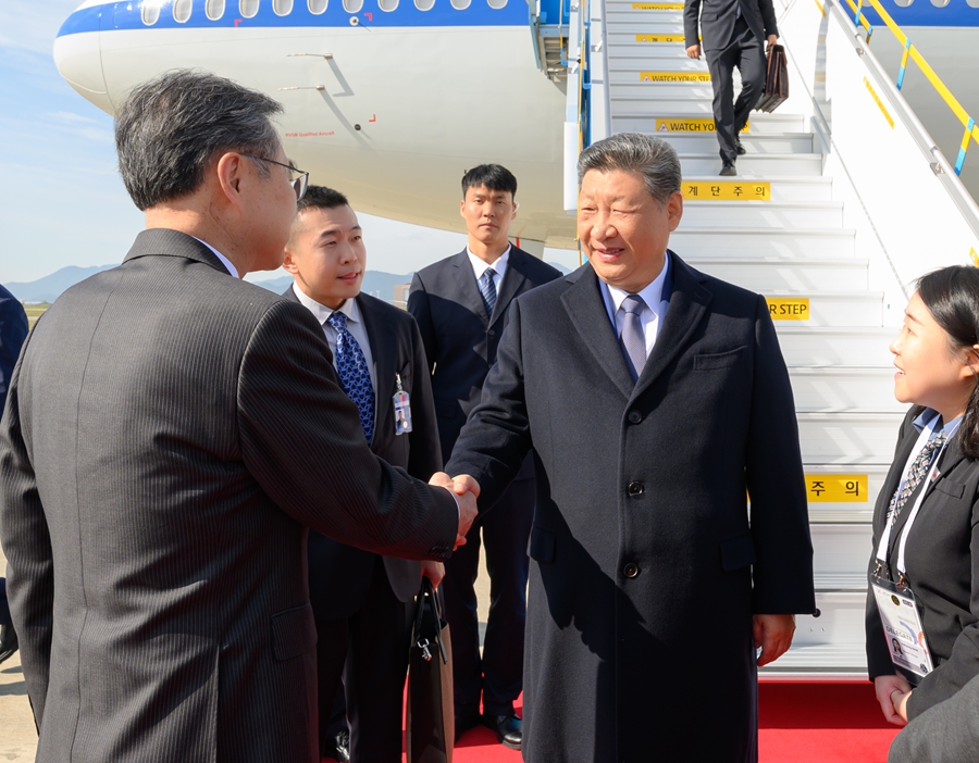 Chinese President Xi Jinping is warmly welcomed by senior South Korean officials, including Foreign Minister Cho Hyun, upon arriving at Gimhae International Airport in Busan, South Korea, October 30, 2025. Photo: Xinhua