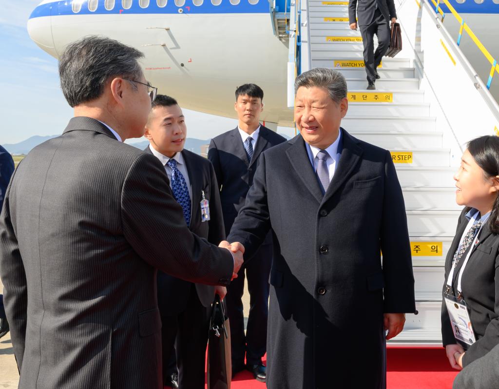 Chinese President Xi Jinping is warmly welcomed by senior South Korean officials, including Foreign Minister Cho Hyun, upon arriving at Gimhae International Airport in Busan, South Korea, Oct. 30, 2025. Xi landed in Busan on Thursday to attend the 32nd APEC Economic Leaders' Meeting in Gyeongju, and pay a state visit to the Republic of Korea (ROK) at the invitation of ROK President Lee Jae-myung. (Xinhua/Xie Huanchi)