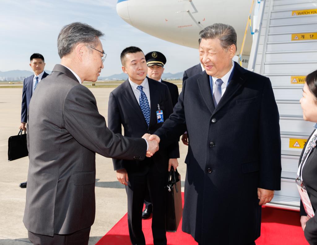 Chinese President Xi Jinping is warmly welcomed by senior South Korean officials, including Foreign Minister Cho Hyun, upon arriving at Gimhae International Airport in Busan, South Korea, Oct. 30, 2025. Xi landed in Busan on Thursday to attend the 32nd APEC Economic Leaders' Meeting in Gyeongju, and pay a state visit to the Republic of Korea (ROK) at the invitation of ROK President Lee Jae-myung. (Xinhua/Huang Jingwen)