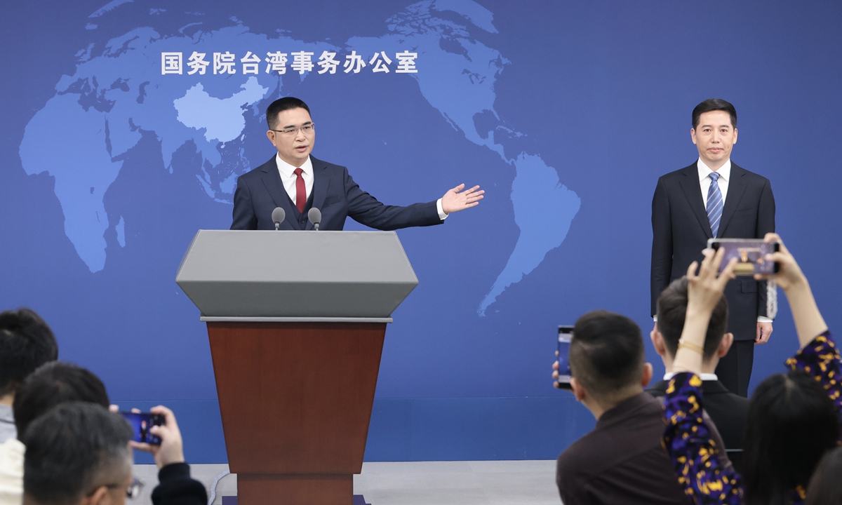 Chen Binhua (left), a spokesperson for the Taiwan Affairs Office of the State Council introduces the newly appointed spokesperson Peng Qing'en to the public at a regular press conference held on October 29, 2025. Photo: cnsphoto