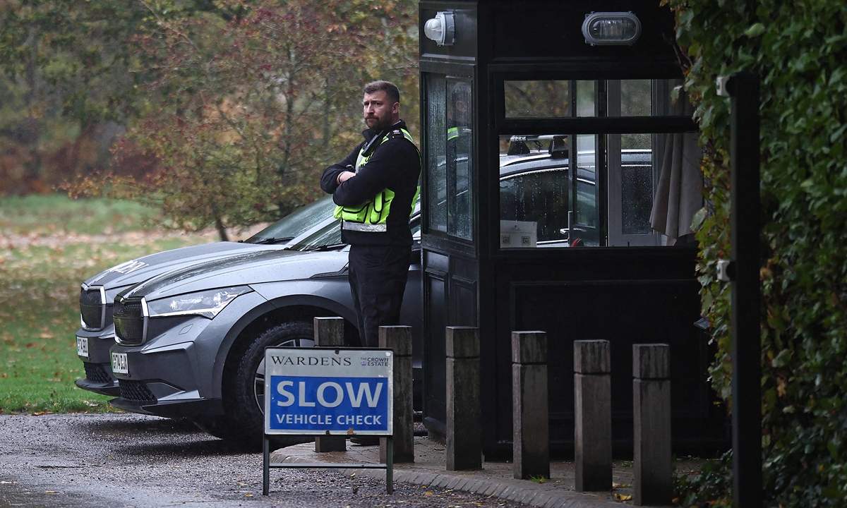 A warden stands on duty at the entrance to the Royal Lodge, in Windsor Great Park, UK on October 30, 2025. King Charles will strip his younger brother Andrew of his royal titles and long-term residence at the Windsor estate, the palace said, the latest fallout to hit the scandal-plagued royal over the Jeffrey Epstein affair. Photo: VCG