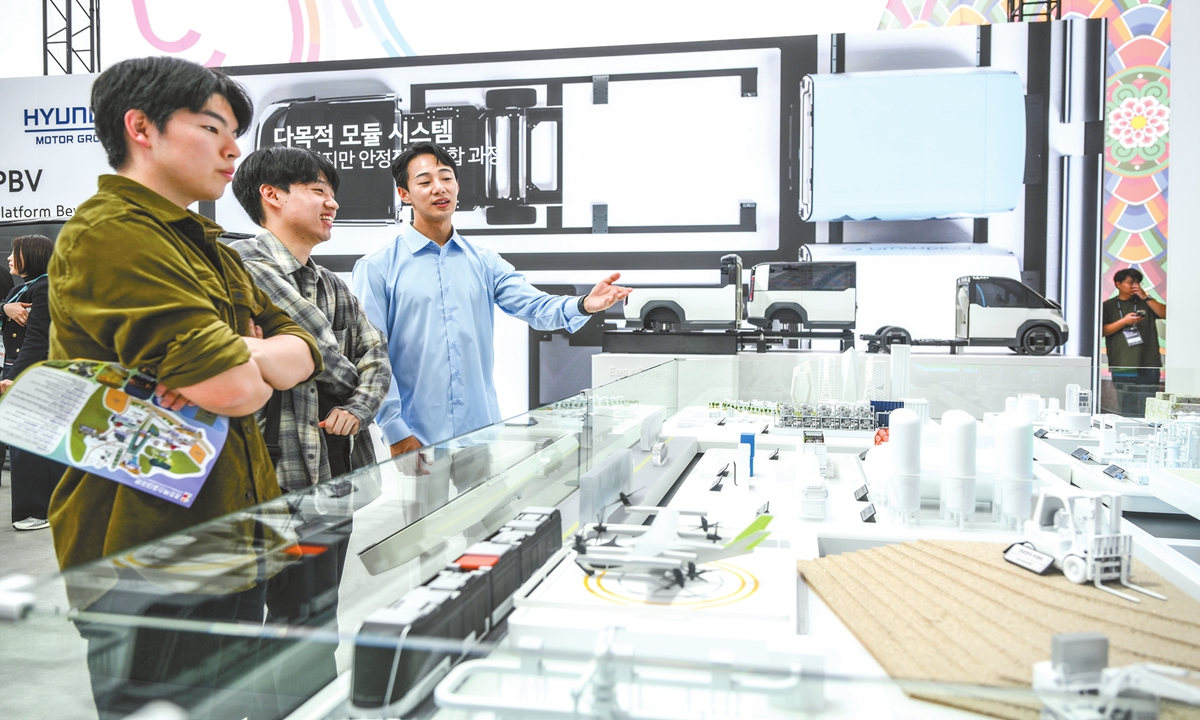 Visitors explore the K-Tech Showcase exhibition, a side event of the APEC summit, in Gyeongju, South Korea, on October 30, 2025. Photo: VCG