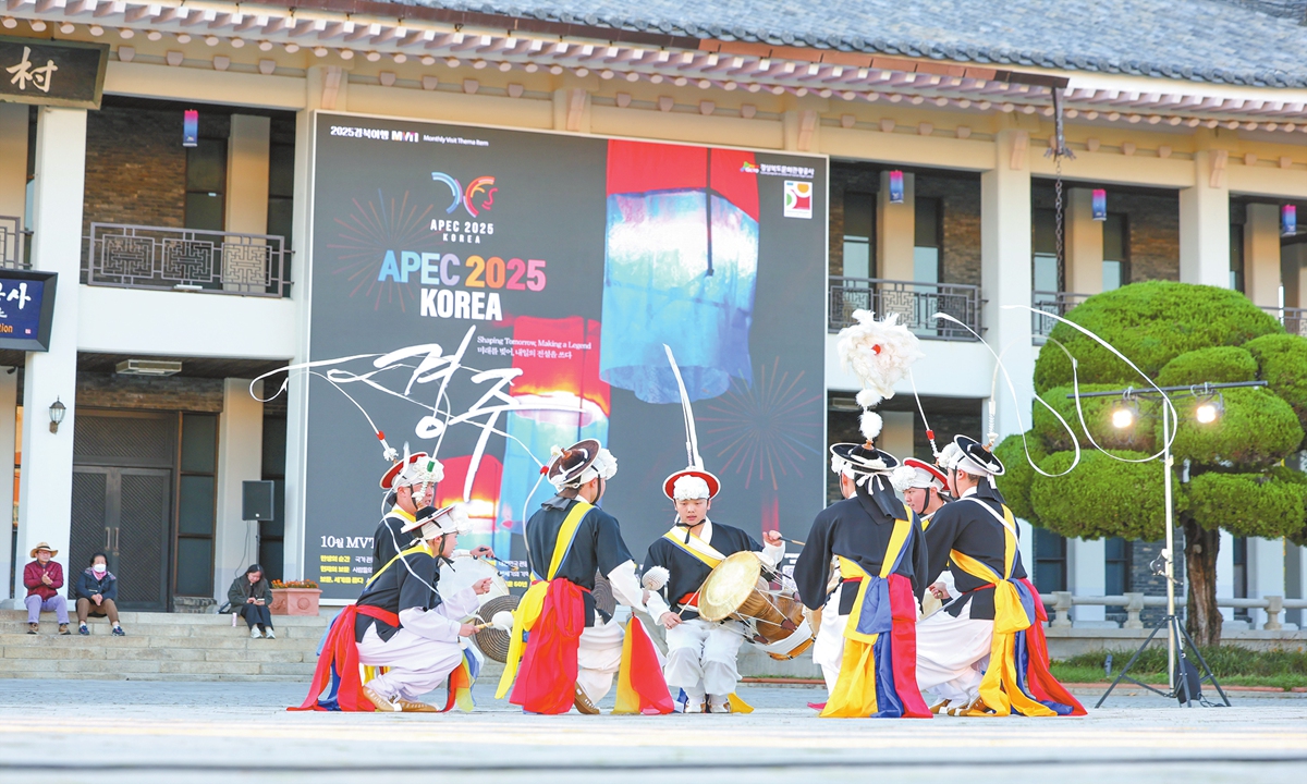 Students from Yeungnam University perform 