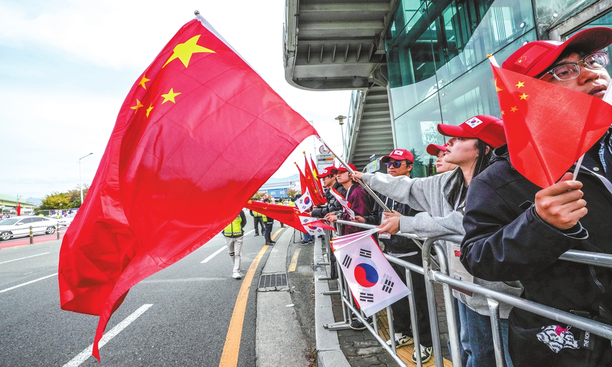 Ahead of the APEC summit, People wave Chinese national flags and South Korea's national flags outside of Gimhae International Airport in Busan, South Korea, on October 30, 2025. Photo: VCG