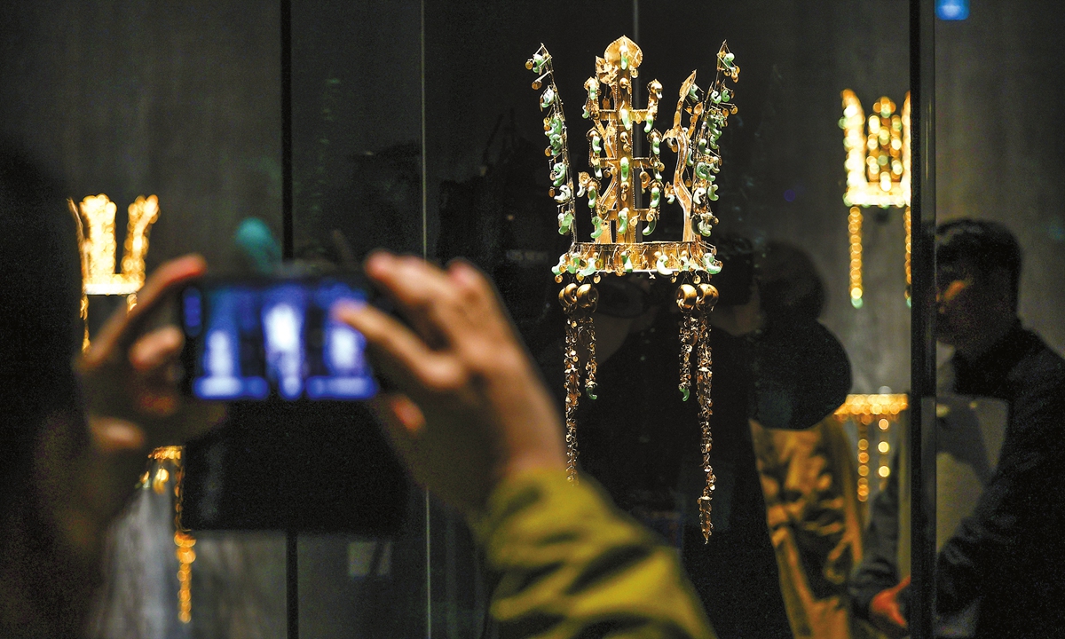 Visitors view the Silla gold crown at a special exhibition held by the National Gyeongju Museum to mark the APEC summit in Gyeongju, South Korea, on October 27, 2025. Photo: IC