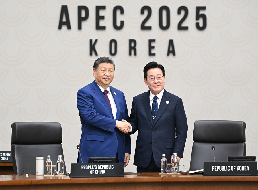 Chinese President Xi Jinping shakes hands with South Korean President Lee Jae-myung during the APEC chairmanship handover session of the 32nd APEC Economic Leaders' Meeting in Gyeongju, South Korea, Nov. 1, 2025. Xi said here on Saturday that the Chinese city of Shenzhen will host the APEC Economic Leaders' Meeting in November 2026. (Xinhua/Xie Huanchi)