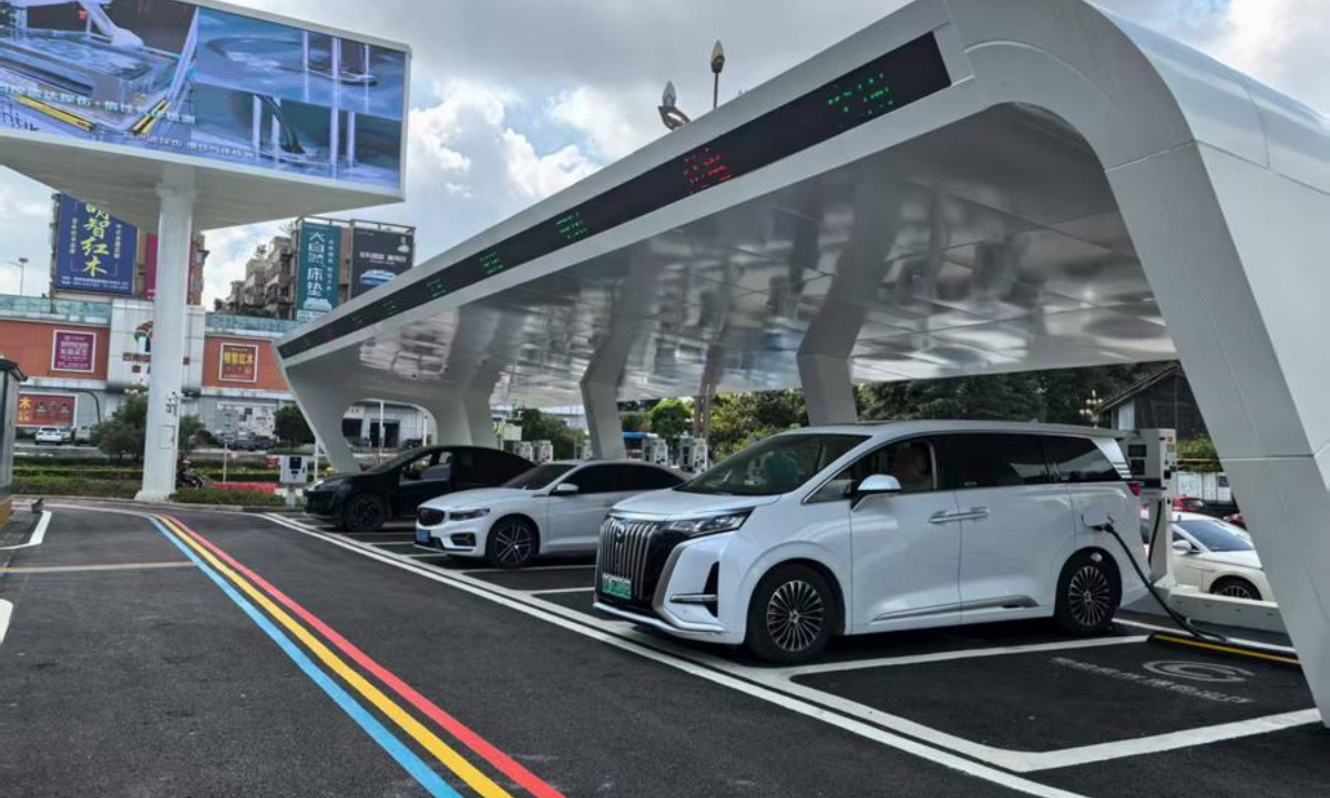 Electric vehicles are charged at the Quanhu Park station equipped with ultra-fast liquid-cooled chargers in Guiyang, southwest China's Guizhou Province, June 13, 2025. (Xinhua)