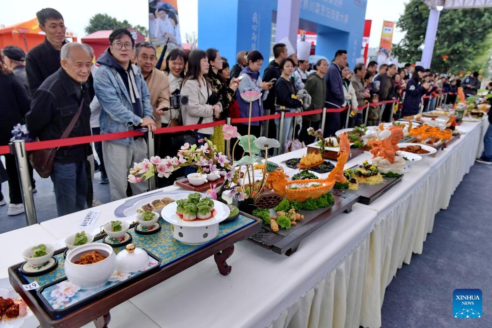 People watch a Sichuan cuisine cooking skills competition during the 8th World Sichuan Cuisine Conference held in Leshan, southwest China's Sichuan Province, Nov. 1, 2025. The 8th World Sichuan Cuisine Conference kicked off here on Saturday. (Photo: Xinhua)