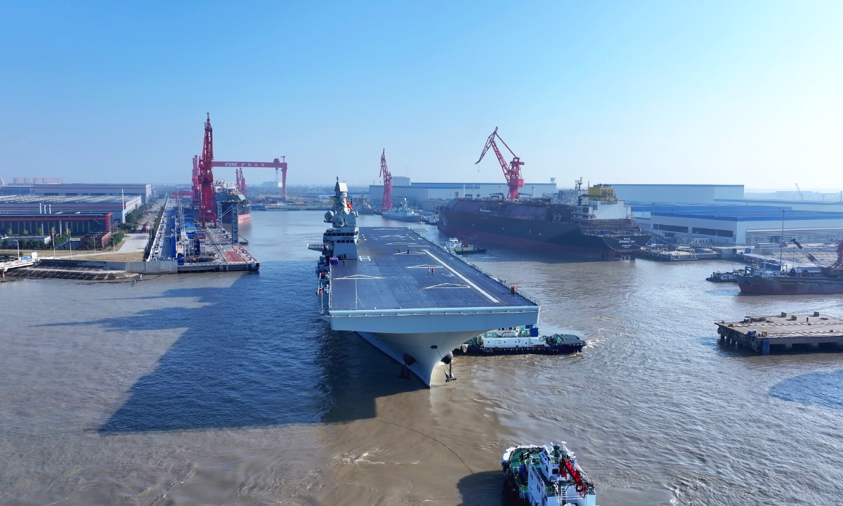The first hull of China's Type 076 amphibious assault ship, the <em>Sichuan</em>, sets off from a port of Hudong-Zhonghua Shipyard in Shanghai and sails toward the relevant sea area for its maiden sea trial on November 14, 2025. Photo: Screenshot from the Sina Weibo account of China Military Bugle, an official media account under the PLA News Media Center