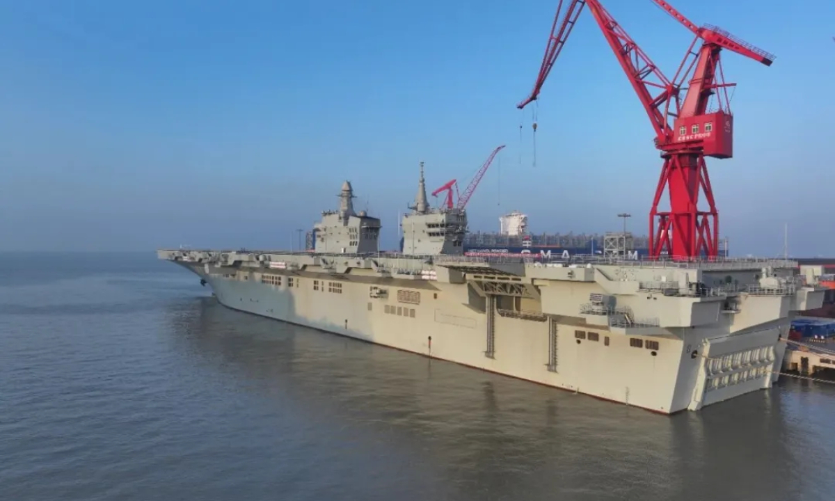 El primer casco del buque de asalto anfibio Tipo 076 de China, el <em>Sichuan</em>, zarpó del astillero Hudong-Zhonghua en Shanghái y navegó hacia la zona marítima correspondiente para su primera prueba de mar el 14 de noviembre de 2025. Foto: Captura de pantalla de la cuenta de WeChat de la Armada del EPL.