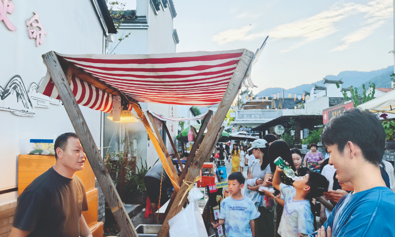 The agricultural makers' market attracts tourists to stop by and taste the local products in Lizu village, East China's Zhejiang Province, during the National Day holidays in 2025. Photo: Courtesy of China Rural Revitalization magazine