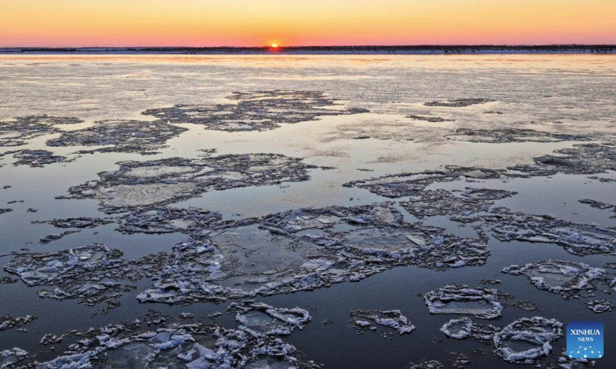 An aerial drone photo taken on Nov. 11, 2025 shows the scenery of ice flow at sunset on the Tongjiang section of Songhuajiang River in northeast China's Heilongjiang Province. (Photo by Liu Wanping/Xinhua)