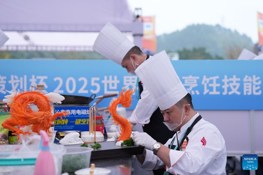 A chef displays his cuisine creation at a Sichuan cuisine cooking skills competition during the 8th World Sichuan Cuisine Conference held in Leshan, southwest China's Sichuan Province, Nov. 1, 2025. The 8th World Sichuan Cuisine Conference kicked off here on Saturday. (Photo: Xinhua)