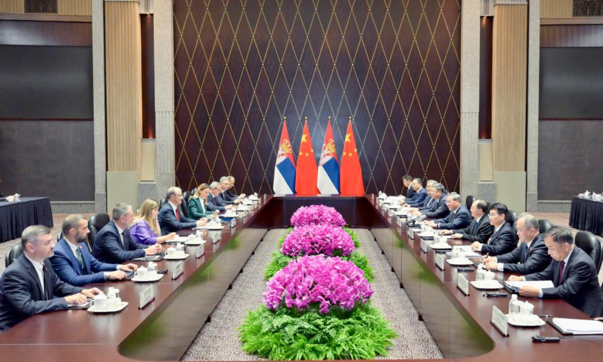 Chinese Premier Li Qiang meets with Serbian Prime Minister Djuro Macut, who is in China to attend the eighth China International Import Expo (CIIE), in Shanghai, east China, Nov. 4, 2025. (Xinhua/Gao Jie)