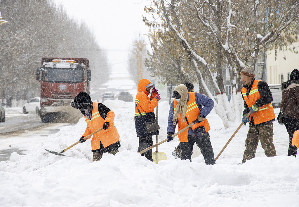Workers clear snow from the roads in Huma county, Northeast China's Heilongjiang Province, on November 1, 2025. Photo: VCG