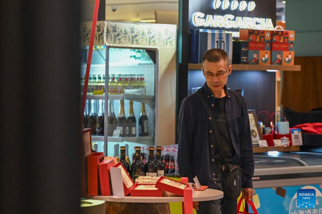 A man selects products at the CIIE Bazaar City Arena in east China's Shanghai, Nov. 1, 2025. The 8th China International Import Expo (CIIE) is scheduled to take place here from Nov. 5 to 10. (Photo: Xinhua)