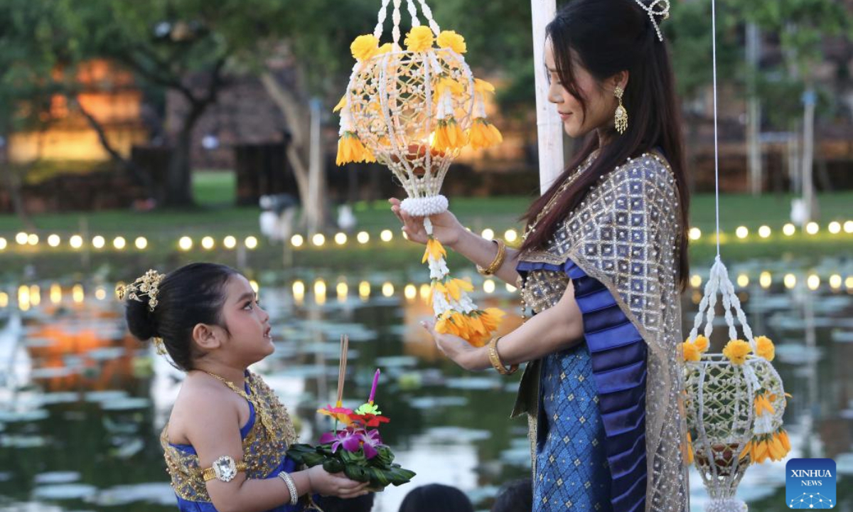 People prepare to release water lantern during the Loy Krathong Festival in Ayutthaya, Thailand, Nov. 5, 2025. Thailand celebrated the traditional Loy Krathong Festival on Wednesday. (Xinhua/Rachen Sageamsak)