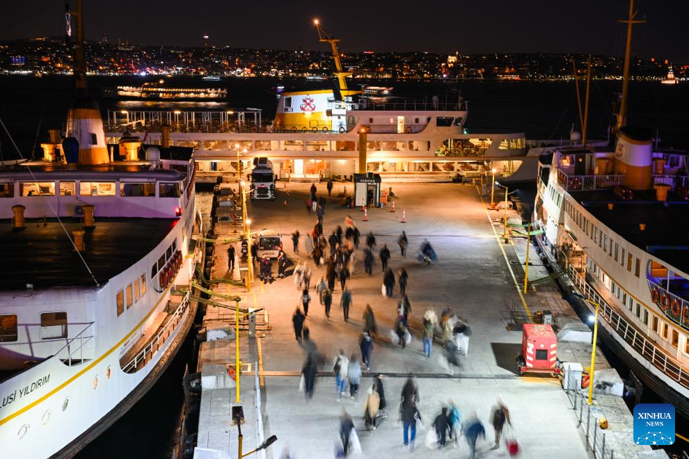 Passengers board a ferry at a pier on the Bosphorus Strait in Istanbul, Türkiye, Nov. 20, 2025. (Xinhua/Liu Lei)