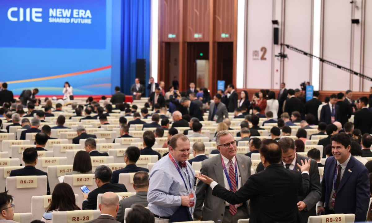 Guests talk at the venue of the opening ceremony of the eighth China International Import Expo (CIIE) and the Hongqiao International Economic Forum in Shanghai, east China, Nov. 5, 2025. (Xinhua/Fang Zhe)