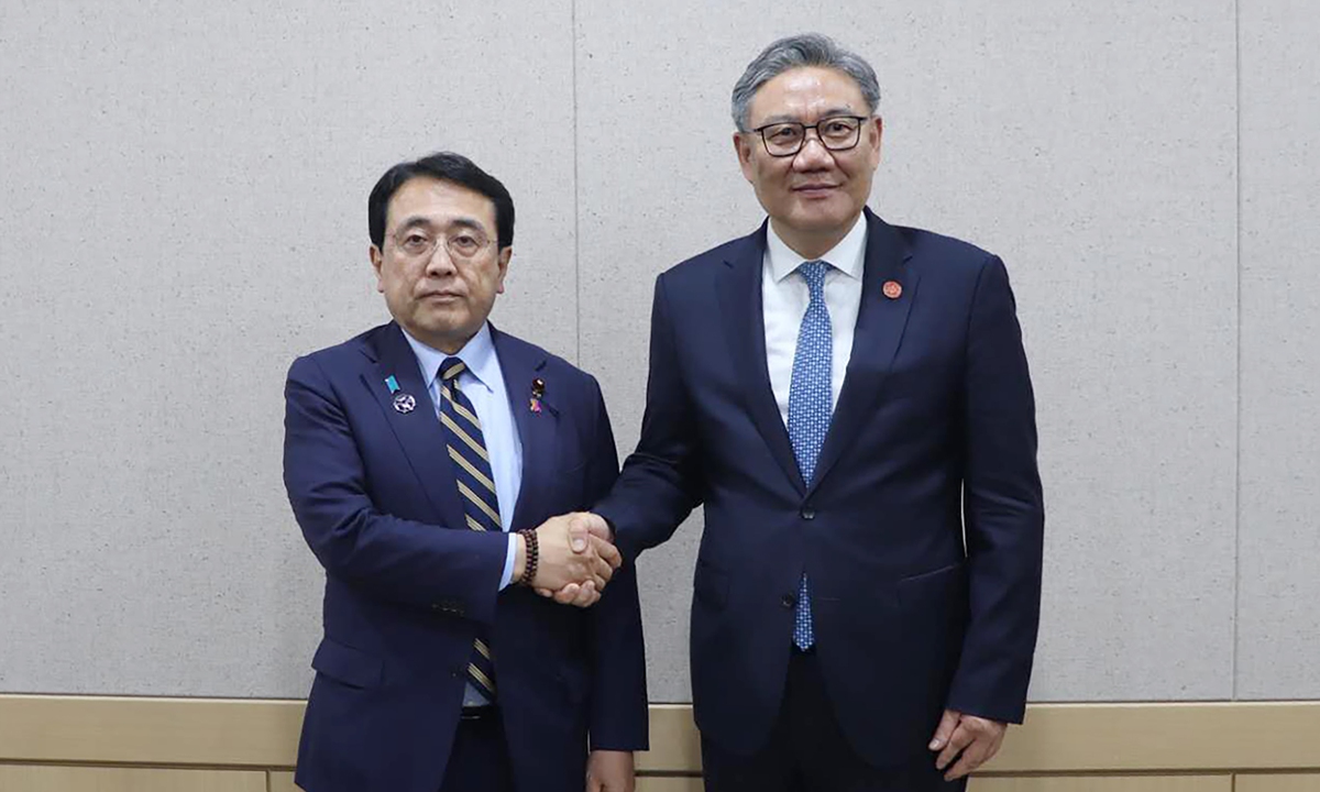 China's Minister of Commerce Wang Wentao (right) meets with Japanese Minister of Economy, Trade and Industry Akazawa Ryosei in Gyeongju, South Korea on October 30, 2025. Photo: MOFCOM