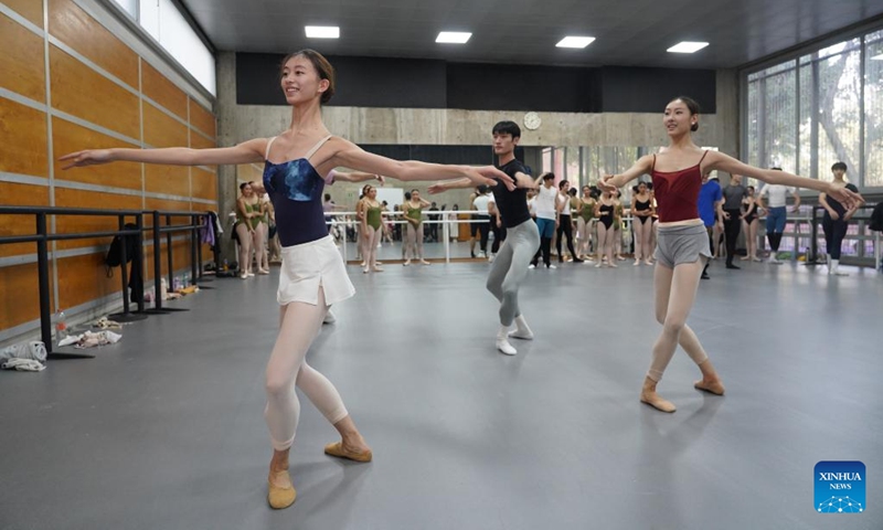 Artists from the National Ballet of China perform ballet at the National Arts Center in Mexico City, Mexico, Oct. 31, 2025. On Friday, the National Ballet of China gave a masterclass to students of dance schools in Mexico City, and learned local dances of Mexico. (Photo: Xinhua)