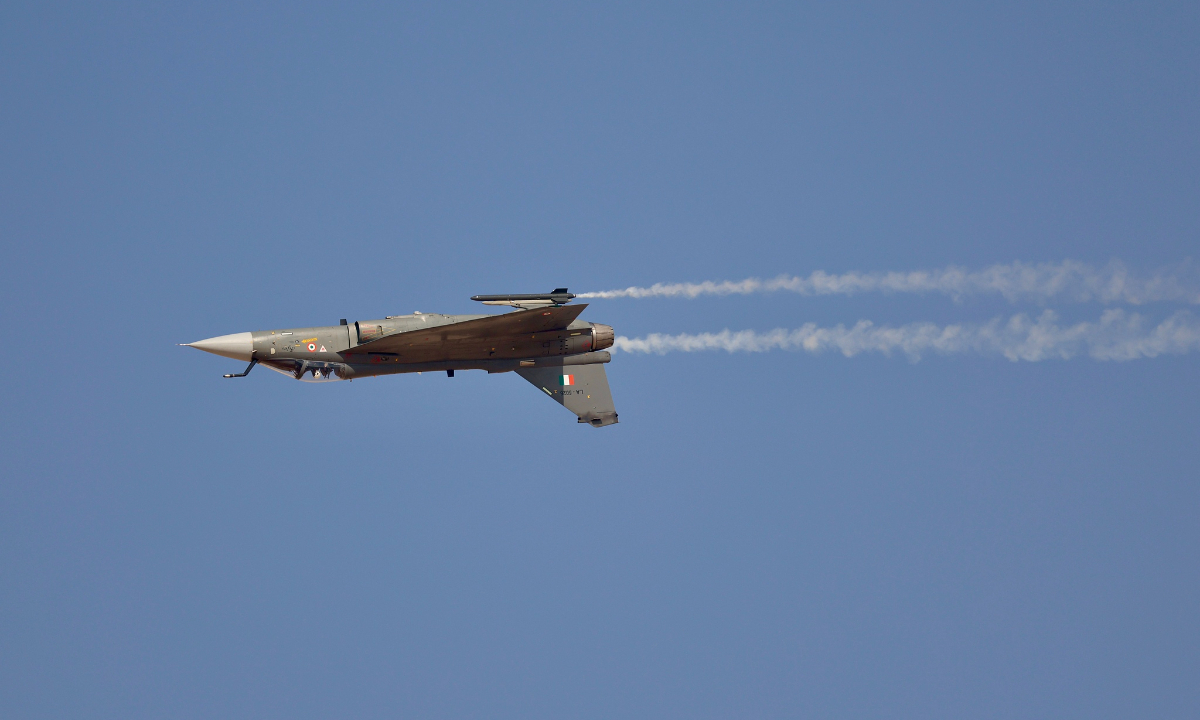 An Indian Air Force Tejas fighter jet during a flight demonstration before crashing into the ground at Dubai Airshow in the UAE on November 21, 2025 local time. Photo: VCG