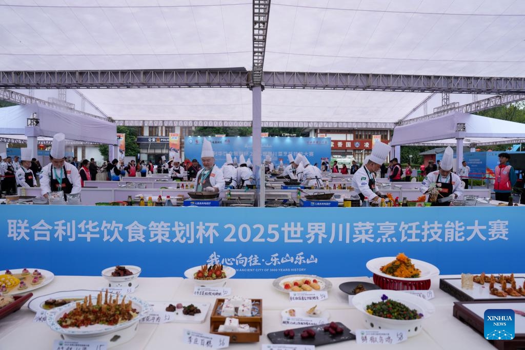 This photo shows a scene of a Sichuan cuisine cooking skills competition during the 8th World Sichuan Cuisine Conference held in Leshan, southwest China's Sichuan Province, Nov. 1, 2025. The 8th World Sichuan Cuisine Conference kicked off here on Saturday. (Photo: Xinhua)