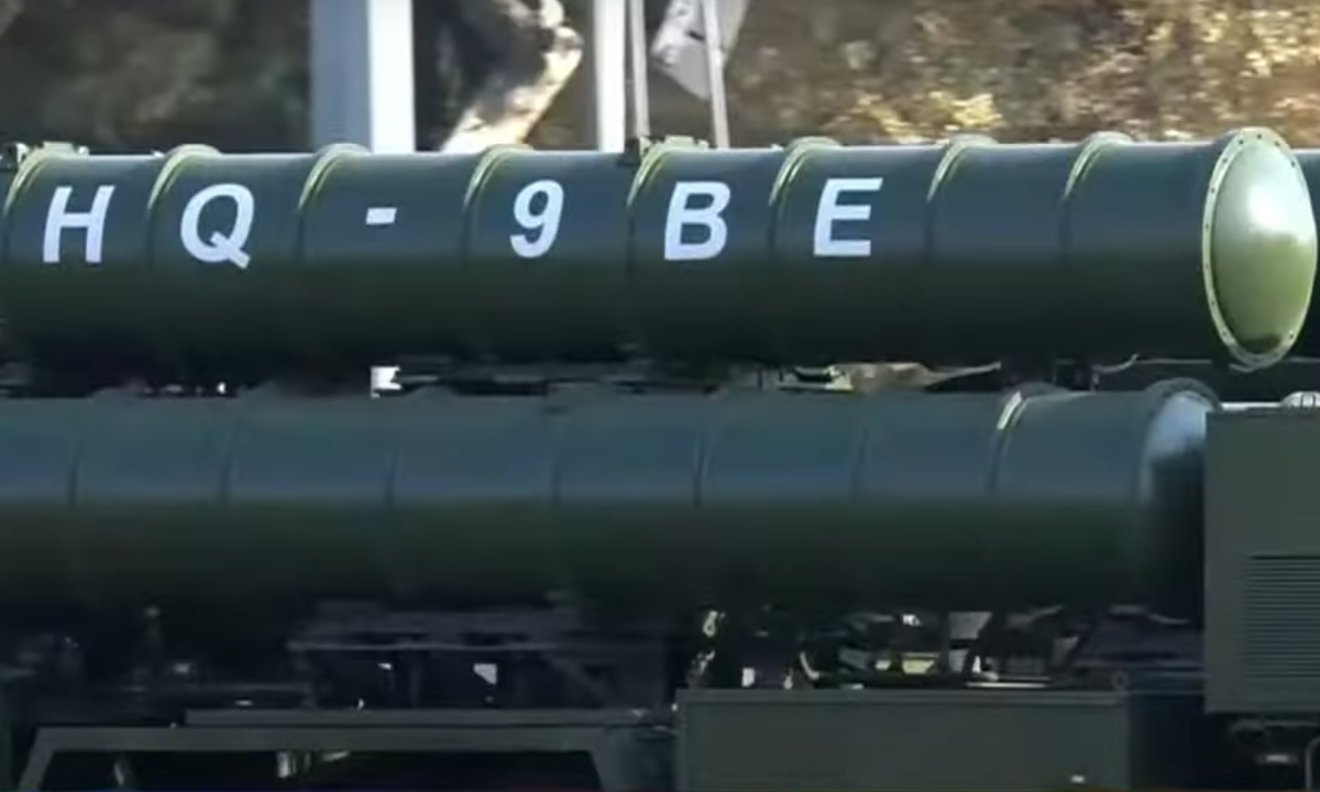 El sistema de misiles antiaéreos de largo alcance HQ-9BE se exhibe en un desfile militar azerbaiyano celebrado en Bakú, Azerbaiyán, el 8 de noviembre de 2025. Foto: Captura de pantalla del canal de YouTube de Baku TV.