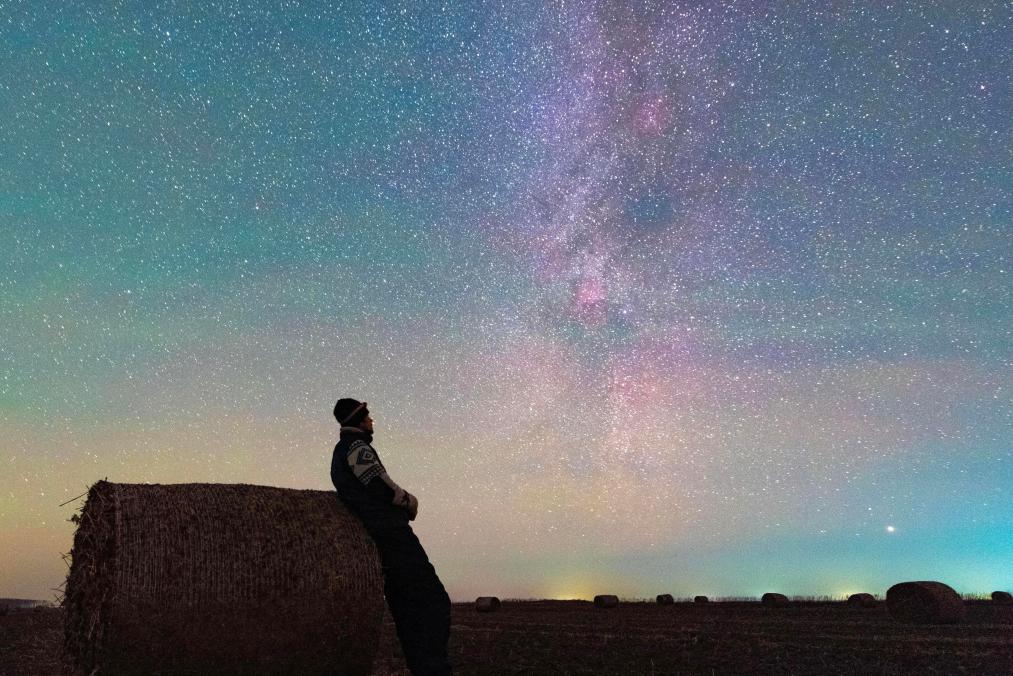 A man enjoys the Milky Way at Shangjieji Township in Fujin City, northeast China's Heilongjiang Province, Oct. 31, 2025.

On the autumn nights, quiet and magnificent pictures of starlight in the northernmost province of China are unfolding. (Photo by Qu Yubao/Xinhua)
