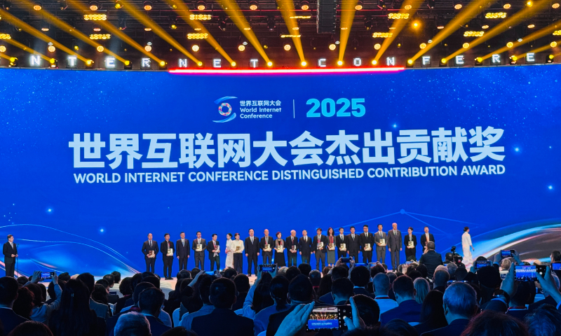 A distinguished contribution award is presented to recognize individuals and enterprises that have made outstanding contributions to the global internet landscape at the opening ceremony of the 2025 World Internet Conference (WIC) Wuzhen Summit in Wuzhen, East China’s Zhejiang Province, on November 7, 2025. Photo: Chi Jingyi/GT