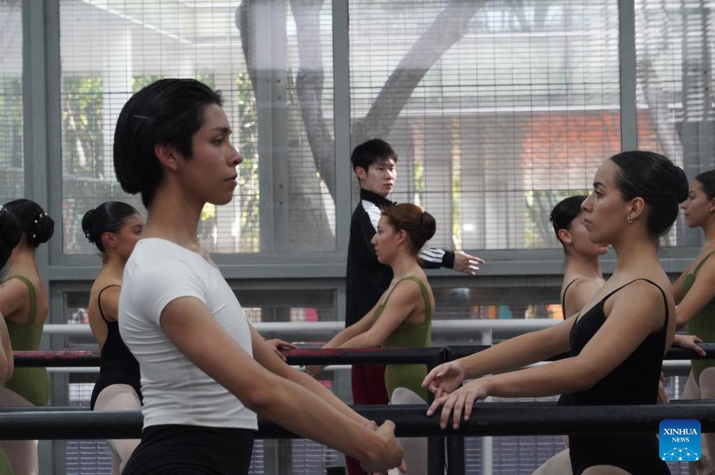 Students learn ballet at a masterclass held by the National Ballet of China at the National Arts Center in Mexico City, Mexico, Oct. 31, 2025. On Friday, the National Ballet of China gave a masterclass to students of dance schools in Mexico City, and learned local dances of Mexico. (Photo: Xinhua)