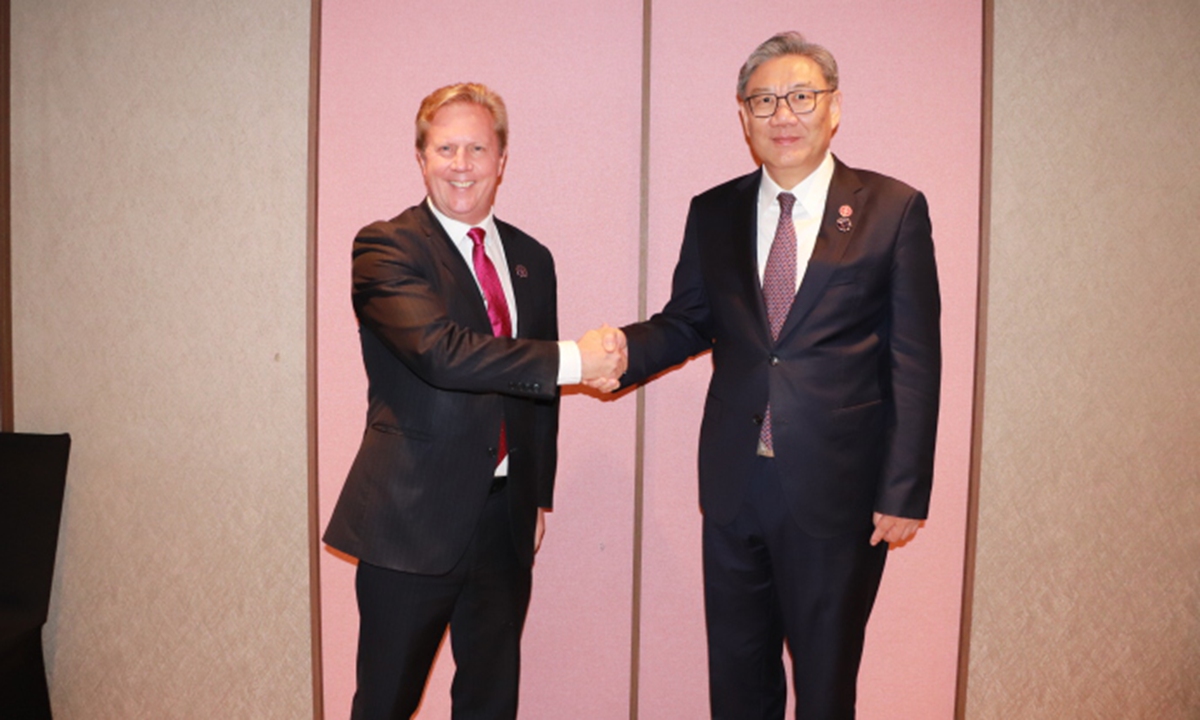 China's Commerce Minister Wang Wentao shakes hand with Todd McClay, Minister for Trade and Investment of New Zealand, during their meeting in Gyeongju, South Korea, on October 31, 2025. Photo: official website of China's Ministry of Commerce