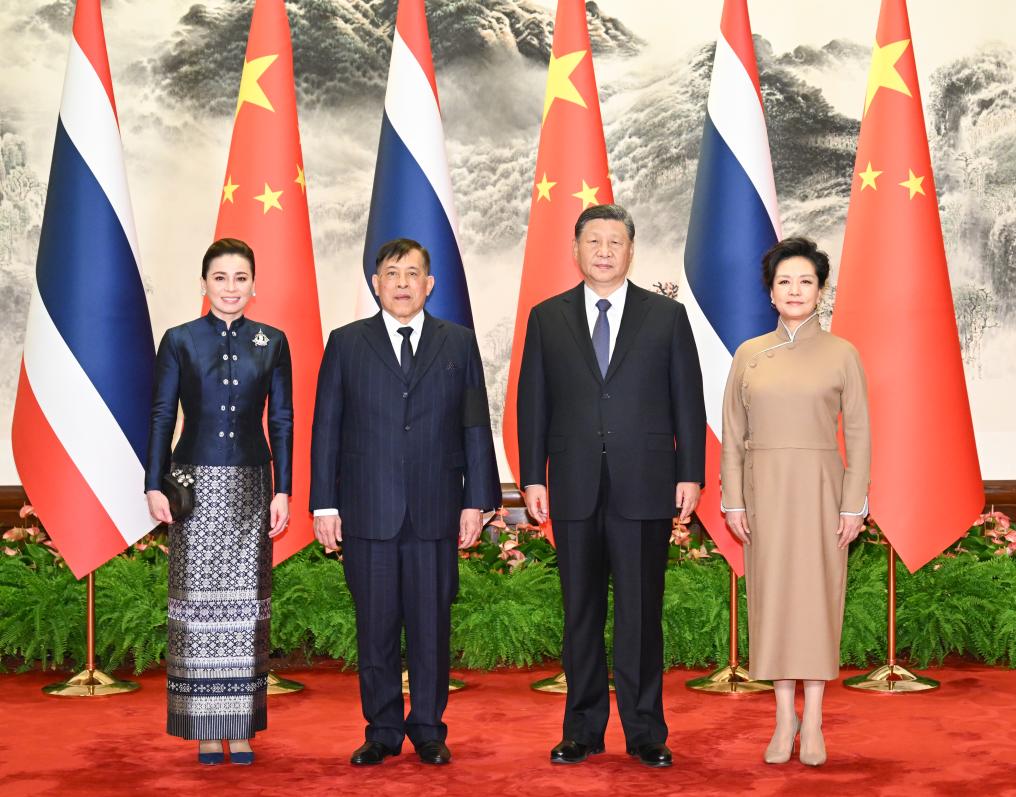 Chinese President Xi Jinping and his wife Peng Liyuan pose for a group photo with King Maha Vajiralongkorn Phra Vajiraklaochaoyuhua of the Kingdom of Thailand and Queen Suthida Bajrasudhabimalalakshana in Beijing, capital of China, Nov. 14, 2025. Xi met with King Maha Vajiralongkorn Phra Vajiraklaochaoyuhua, who is on a state visit to China, at the Great Hall of the People in Beijing on Friday. (Xinhua/Xie Huanchi)