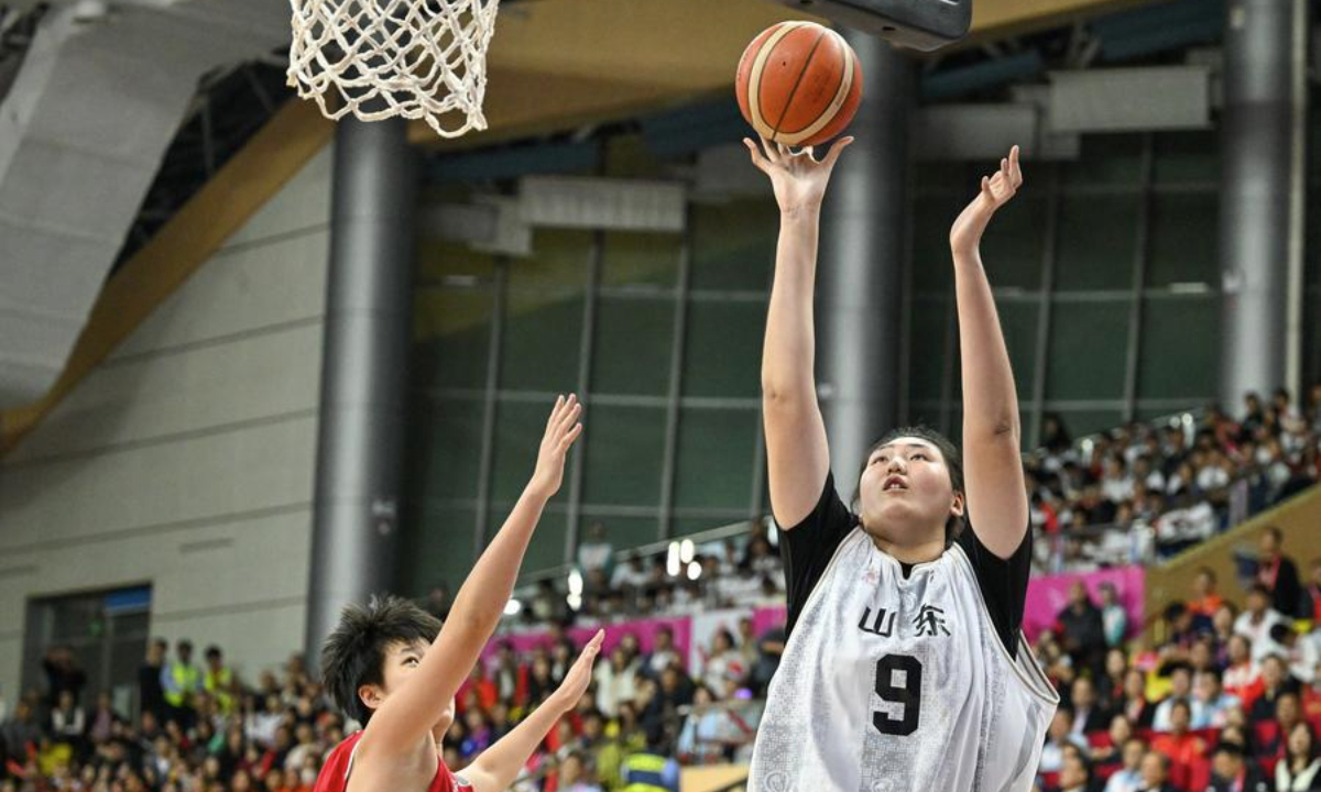 Zhang Ziyu (R) of Shandong shoots the ball during the U18 women's final match of basketball between Shandong and Jiangsu at China's 15th National Games in Zhongshan, south China's Guangdong Province, Nov. 13, 2025. (Xinhua/Ding Lei)