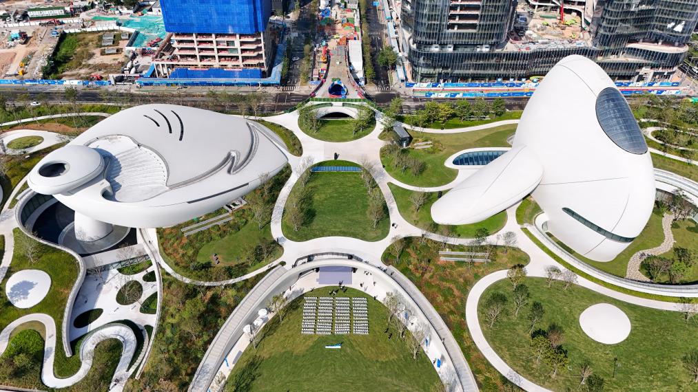 A drone photo taken on Nov. 1, 2025 shows a view of Shenzhen Bay Culture Square in Shenzhen, south China's Guangdong Province. The Shenzhen Bay Culture Square began trial operation on Saturday. The landmark square, with a construction area of 188,000 square meters, has nine exhibition halls. (Photo: Xinhua)
