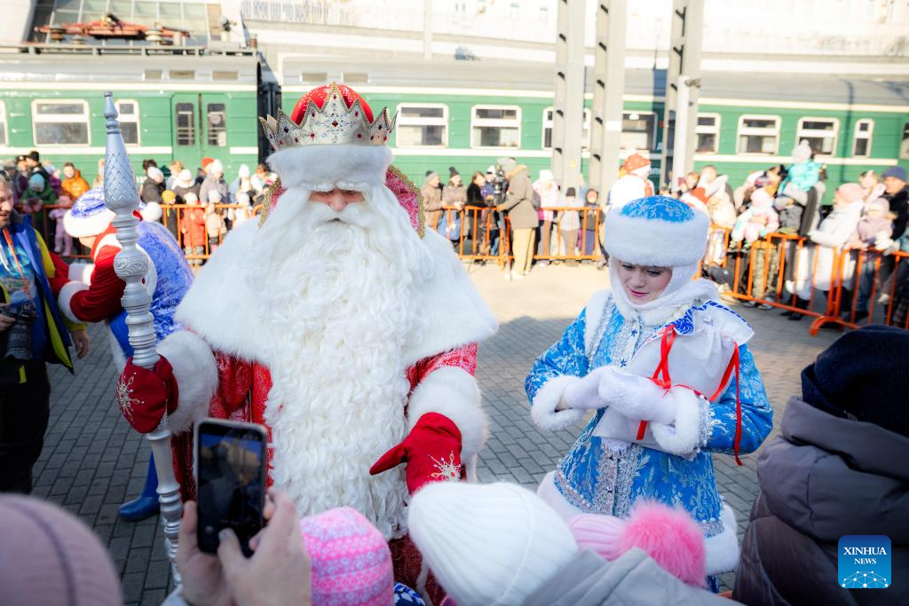 Performers playing the roles of Father Frost and Snow Maiden interact with the audience in Vladivostok, Russia, Nov. 19, 2025. To celebrate Christmas and the New Year, the Father Frost train departed from Vladivostok on Nov. 19, embarking on a tour across Russia. The train will pass through approximately 70 cities in Russia, eventually arriving in Veliky Ustyugh, the hometown of Father Frost. (Photo by Andrey Matveenko/Xinhua)