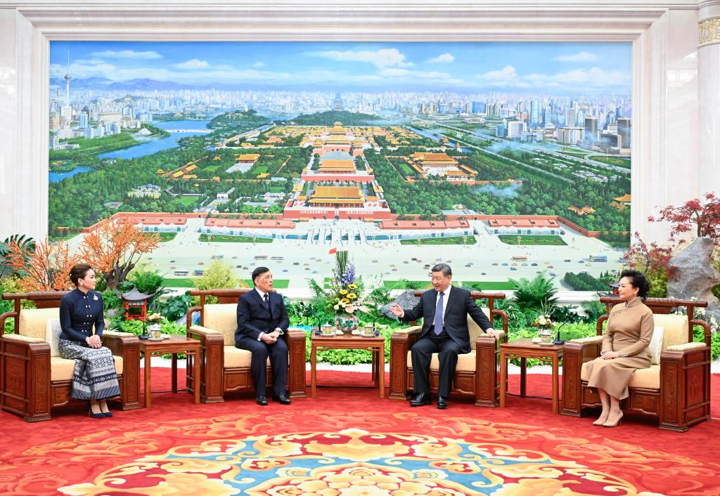 Chinese President Xi Jinping meets with King Maha Vajiralongkorn Phra Vajiraklaochaoyuhua of the Kingdom of Thailand, who is on a state visit to China, at the Great Hall of the People in Beijing, capital of China, Nov. 14, 2025. (Xinhua/Shen Hong)