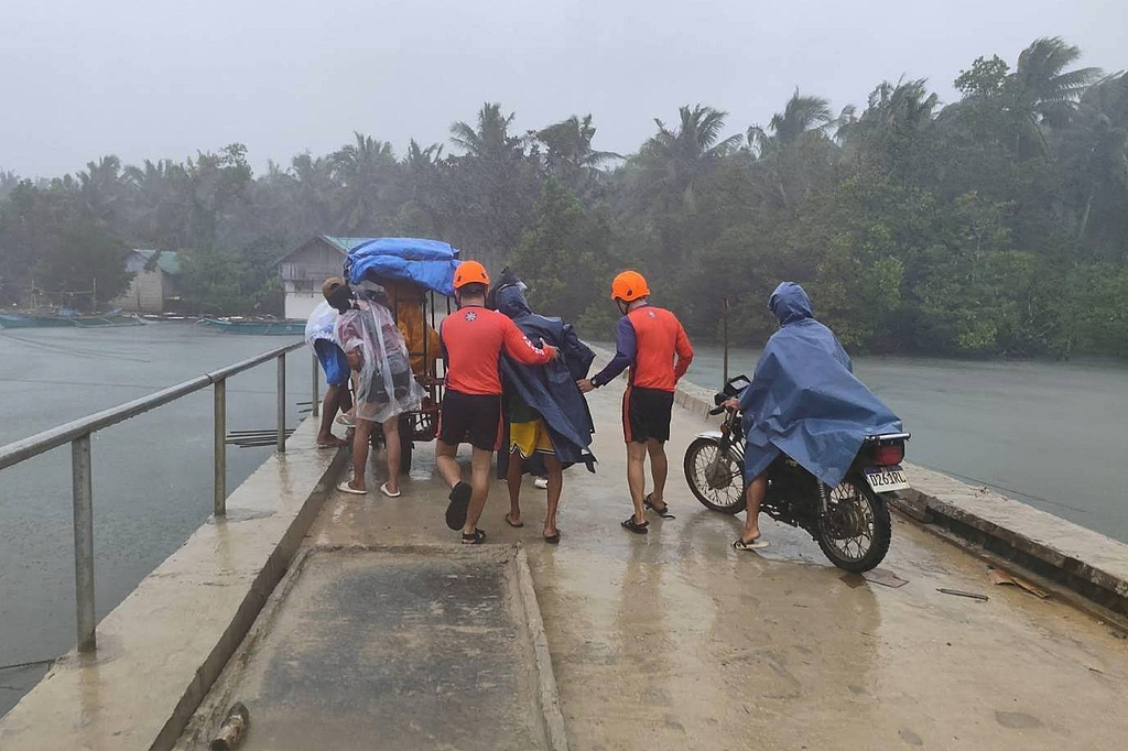 In this photo provided by the Philippine Coast Guard, rescuers evacuate people to safer grounds in Quezon province, eastern Philippines as Typhoon Fung-wong enters the country on November 9 2025. Photo: VCG