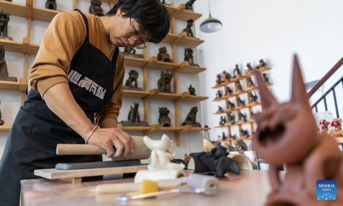 Zhang Hang makes Wamao at the Heart Chamber Wamao Museum in Kunming, southwest China's Yunnan Province, Nov. 7, 2025. (Xinhua/Gao Yongwei)