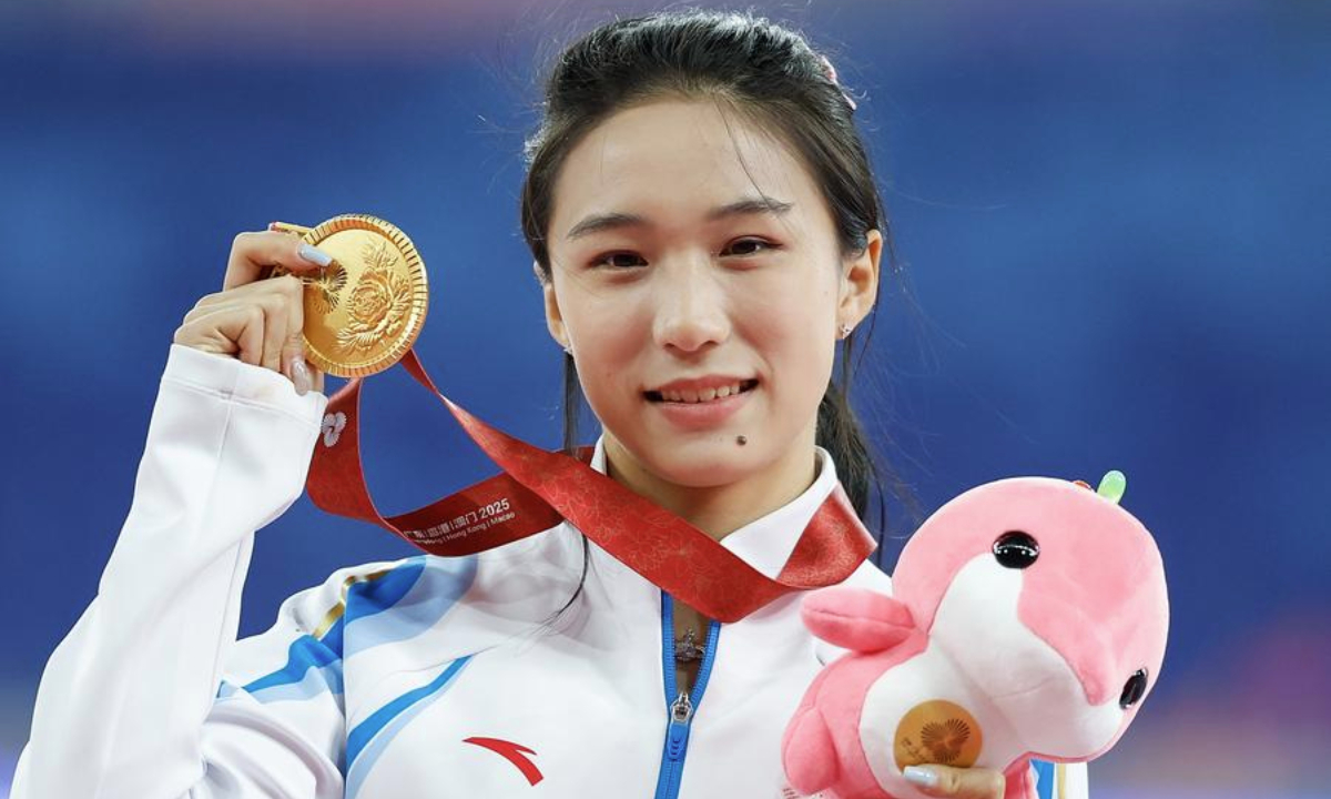 Gold medalist Chen Yujie of Zhejiang poses during the awarding ceremony for the women's 200m of athletics at China's 15th National Games in Guangzhou, south China's Guangdong Province, Nov. 19, 2025. (Xinhua/Huang Wei)