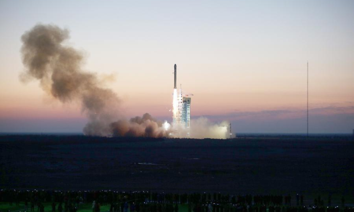 Photo taken on Dec. 17, 2015 shows a Long March 2-D rocket carrying the Dark Matter Particle Explorer satellite blasting off. (XinhuaJin Liwang)