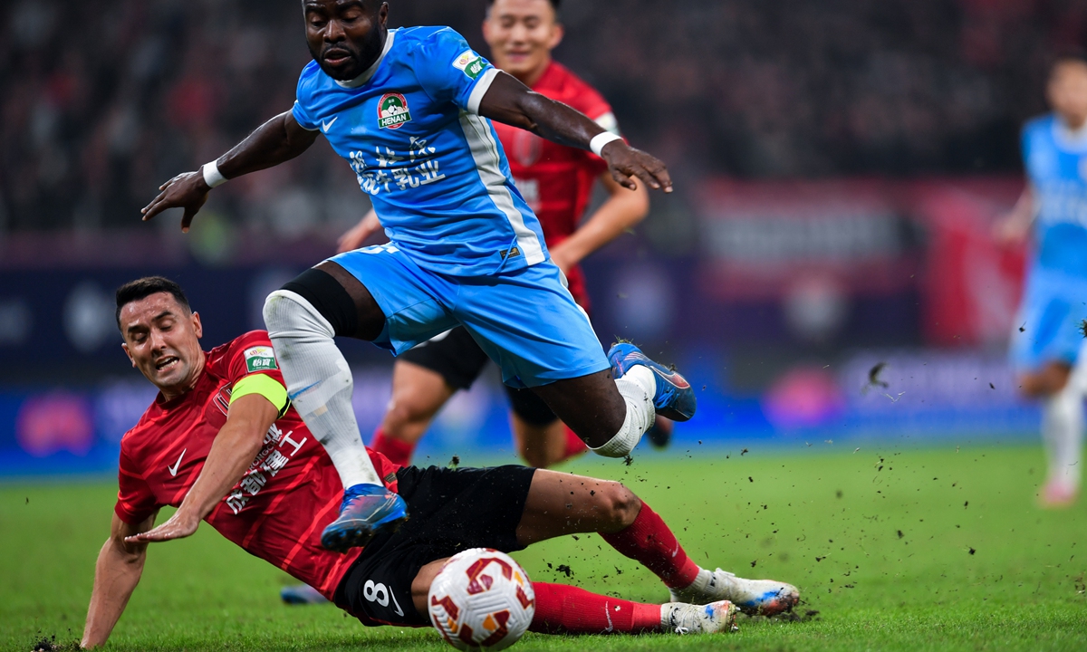 Henan FC's Ghanaian player Frank Acheampong runs with the ball against Chengdu Rongcheng on October 31, 2025, in Chengdu, Southwest China's Sichuan Province. Photo: IC