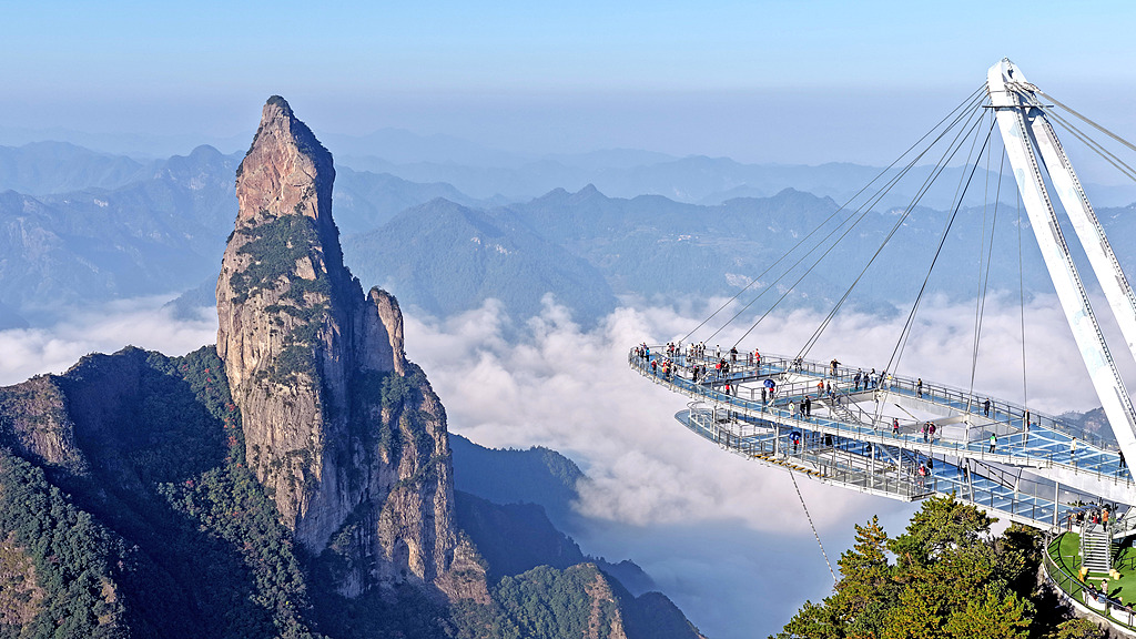Tourists enjoy themselves at the Shenxianju scenic area in Taizhou, East China's Zhejiang Province on November 15, 2025. Photo: CFP 