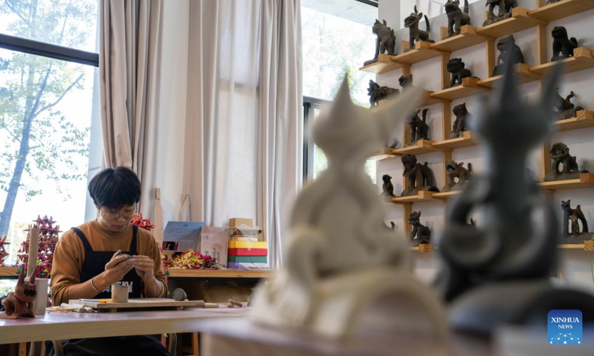 Zhang Hang makes Wamao at the Heart Chamber Wamao Museum in Kunming, southwest China's Yunnan Province, Nov. 7, 2025. (Xinhua/Gao Yongwei)